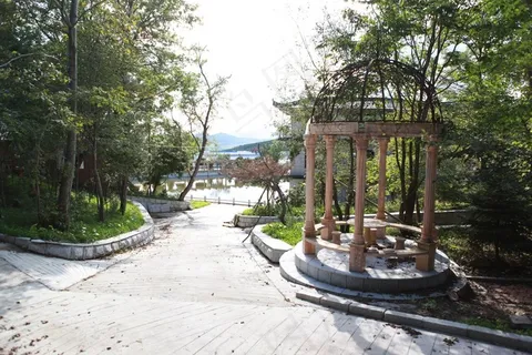 石板路两边树林内的亭子