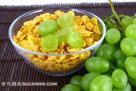 新鲜葡萄和烤玉米片