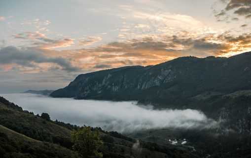 云雾缭绕群山风景图片 云雾缭绕群山风景图片