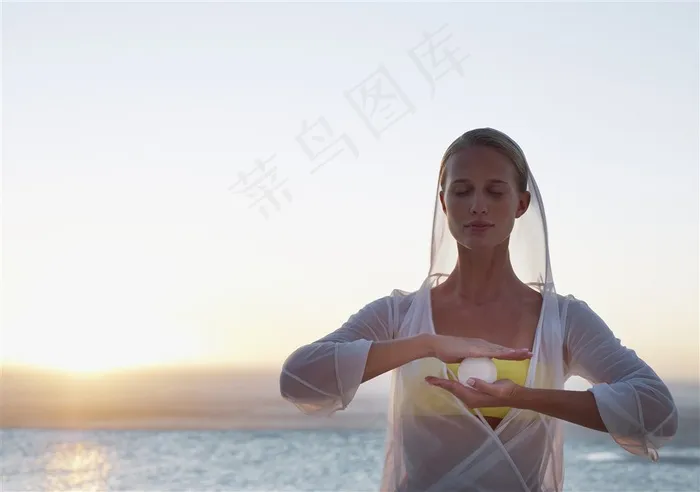 湖水边上的美女