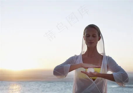 湖水边上的美女 湖水边上的美女