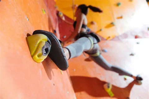 国外室内攀岩美女