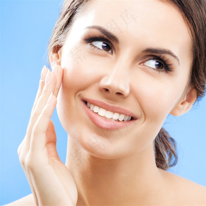 抚摸脸颊的欧美女性高清图片