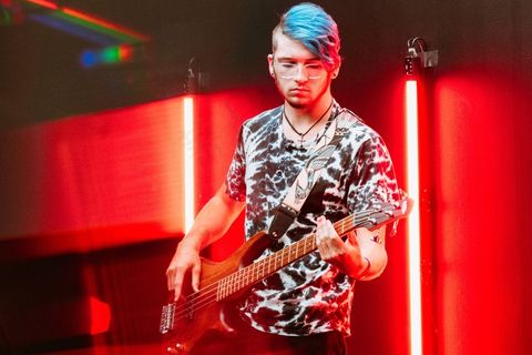 欧美吉他手帅哥图片