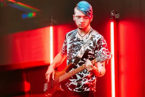 欧美吉他手帅哥图片