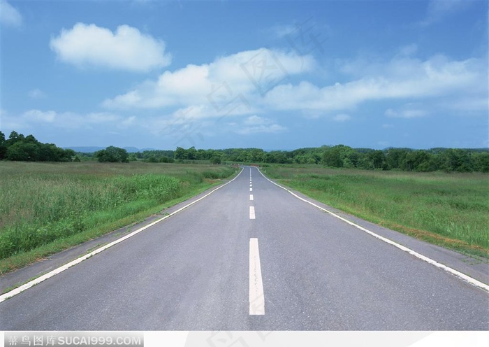 蓝天白云下日本的野草地和公路