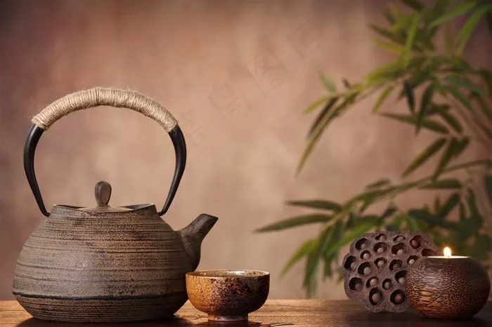 茶壶边上的茶水饮料高清图