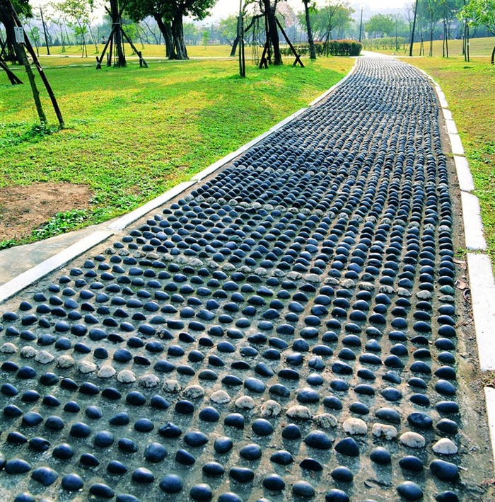 草地边鹅卵石铺的道路