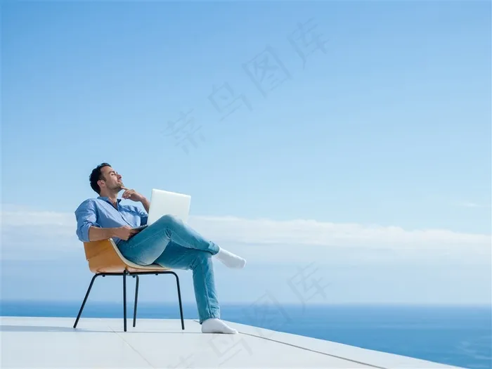 思考度假男士
