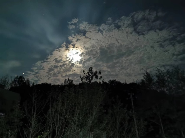 摄影照片-夜空中月亮云朵交相辉映