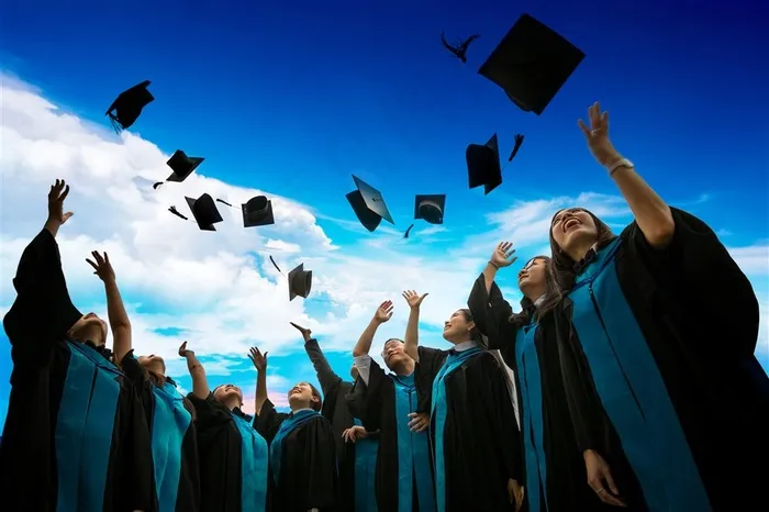 把博士帽扔向天空的学生们高清图片职场人物