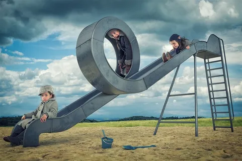 正在滑滑滑梯的外国小孩