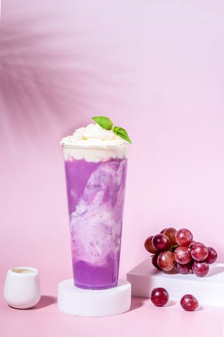 酸奶奶茶葡萄味饮品