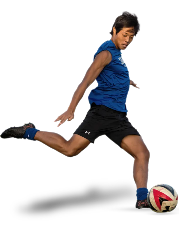 足球运动员踢球射门免抠