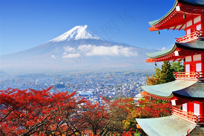 远处的富士山与近处古楼图片