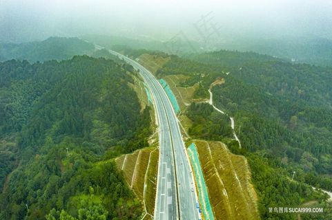 穿越在群山中的公路