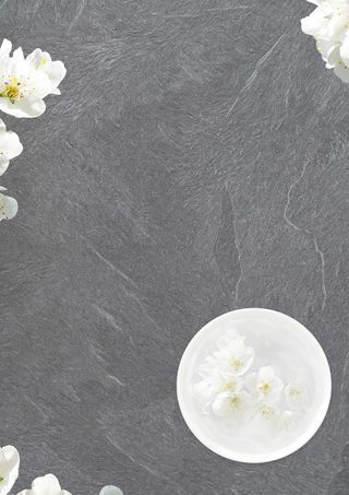 白色花朵加水大理石背景图