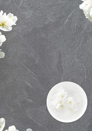 白色花朵加水大理石背景图