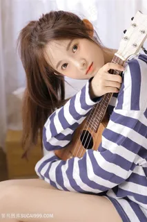 抱着吉他的清纯女生写真