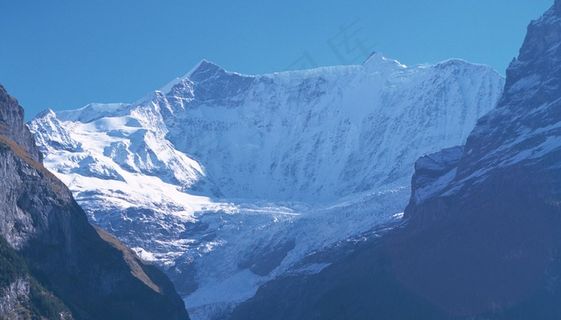 山岭间的雪山图片