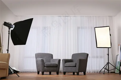 摄影灯和几个沙发