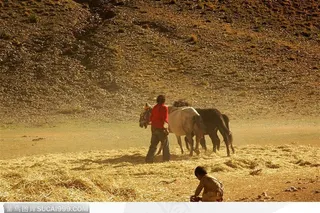 西藏人文风情-放马的妇女和小孩