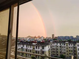 橘色简约风双色彩虹海报背景