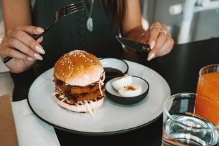 黄色美味汉堡摄影素材