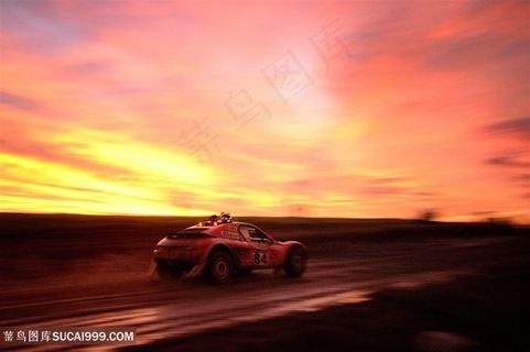 在黄昏美景下的越野车高清图片