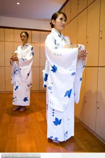 温泉SPA-两个穿和服抱木盆的女性