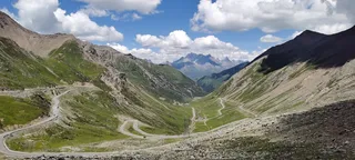 巴郎山垭口远眺四姑娘山蓝天白云环山公路