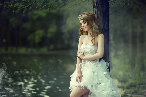 戴王冠的森林白裙公主凯琳美女写真图