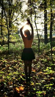 美女逆光背影图片