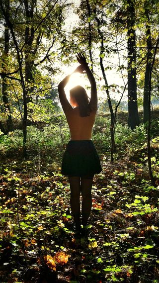 美女逆光背影图片