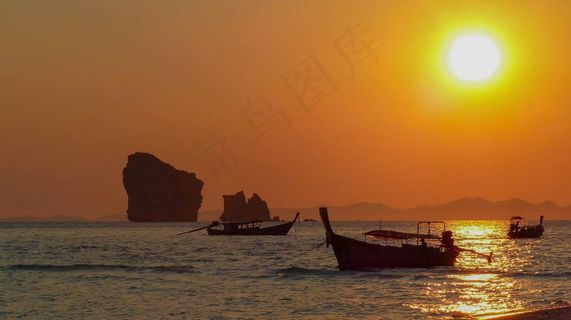 黄昏大海夕阳小船图片