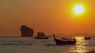 黄昏大海夕阳小船图片