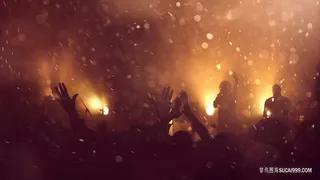 演唱会现场炫目的灯光和欢呼的人群剪影图片