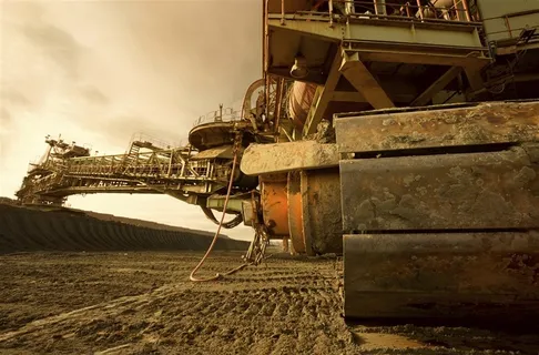 阴天下的机械施工图片摄影