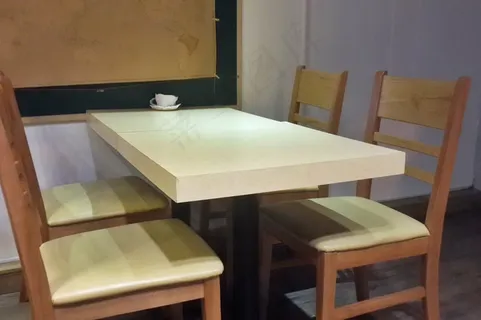 咖啡厅桌子椅子图片