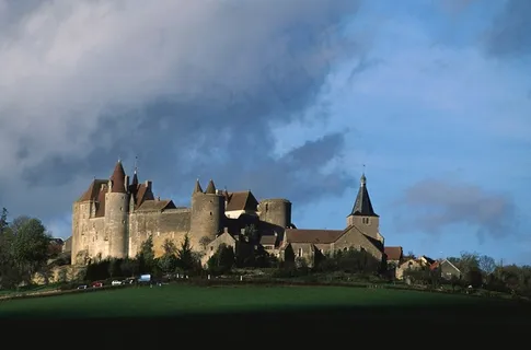 天空下草坪上的城堡 天空下草坪上的城堡