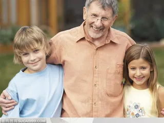 拜访长辈-外国家庭被爷爷搂着的男孩和女孩