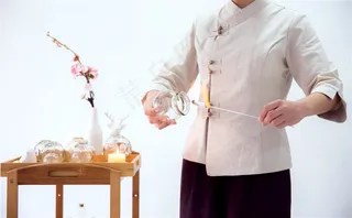 技师在火罐点火