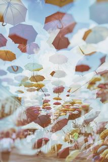彩色缤纷雨伞天幕图片 彩色缤纷雨伞天幕图片