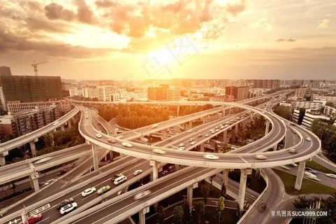 落日余晖下的环形公路