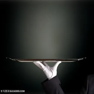 拖着盘子的侍者高清图片