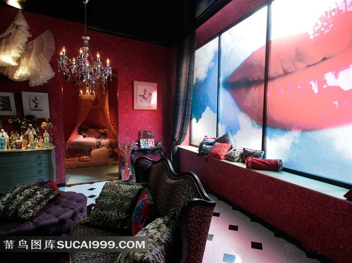 窗外天空中的巨大红唇