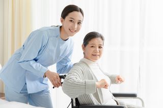 护理胡工照顾老人病人关爱关注老年人健康