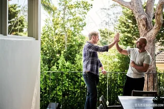 两个帅哥击掌手势图片