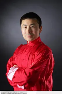 京剧大师-红色唐装的男人