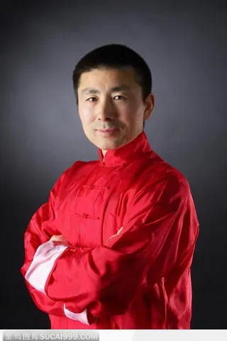 京剧大师-红色唐装的男人